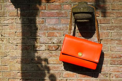 New in: Céline coin tas in vermillion 